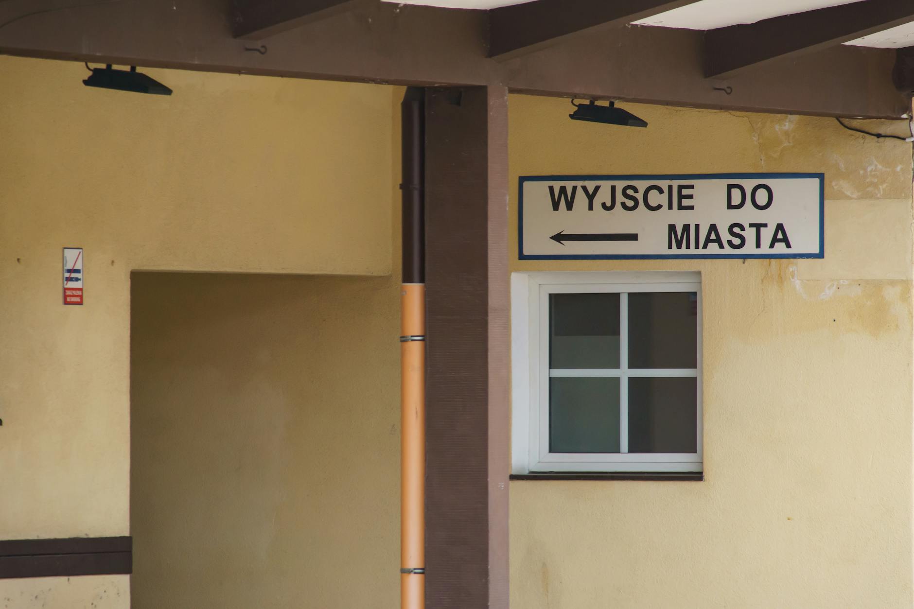 Grafika przedstawiająca zegar symbolizujący kolejki do specjalistów w Grudziądzu