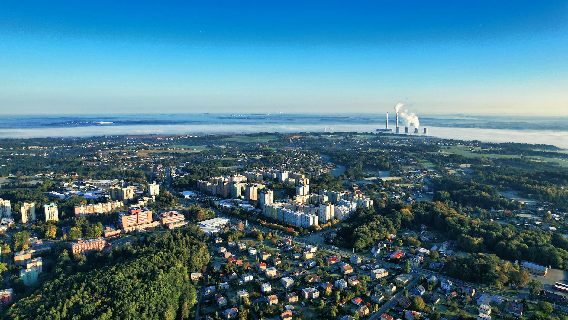 Mapa Grudziądza z zaznaczonymi stacjami pomiarowymi jakości powietrza i ikonami informującymi o zanieczyszczeniu